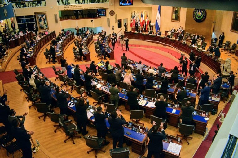 Nueva Asamblea de El Salvador, aliada de Bukele, destituye a los jueces de la Sala Constitucional