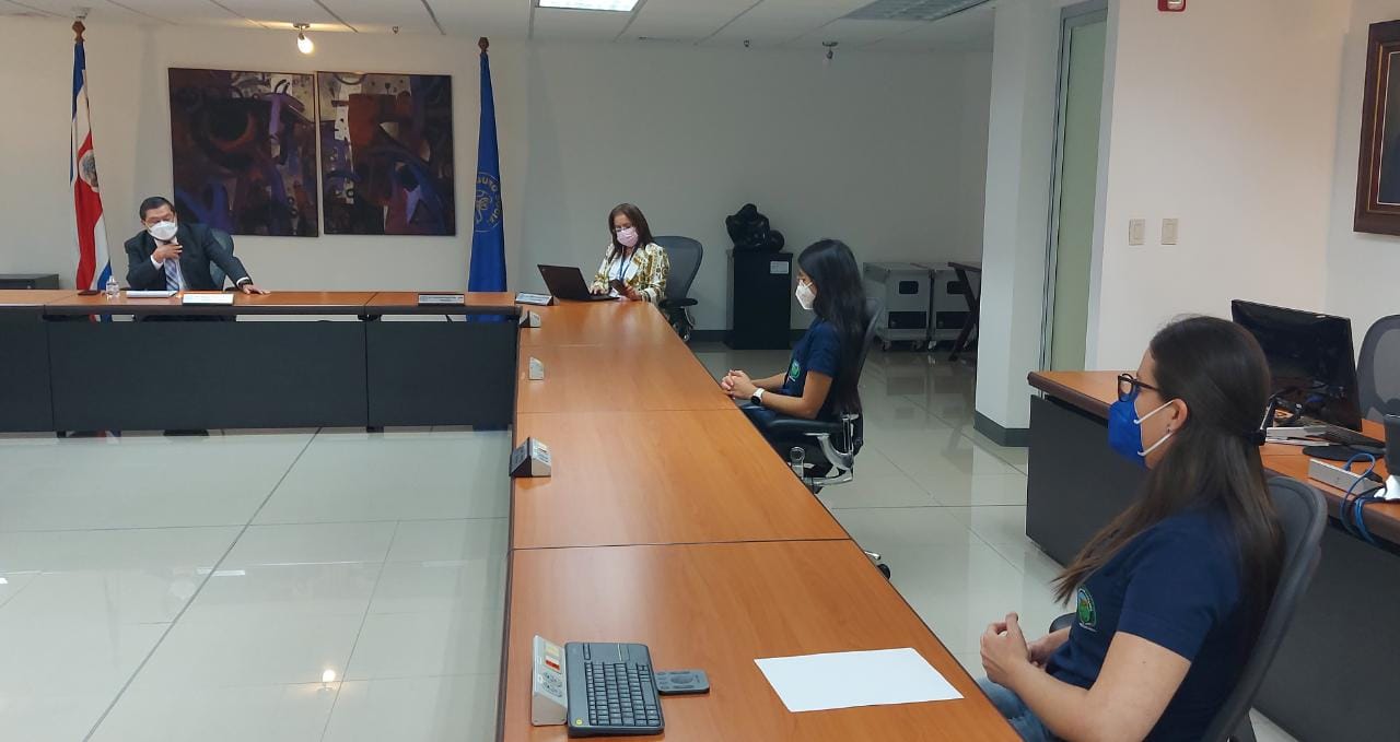 Imagen principal del artículo: Gerencia General de CCSS recibe a médicos internos pero sostiene suspensión de campos clínicos