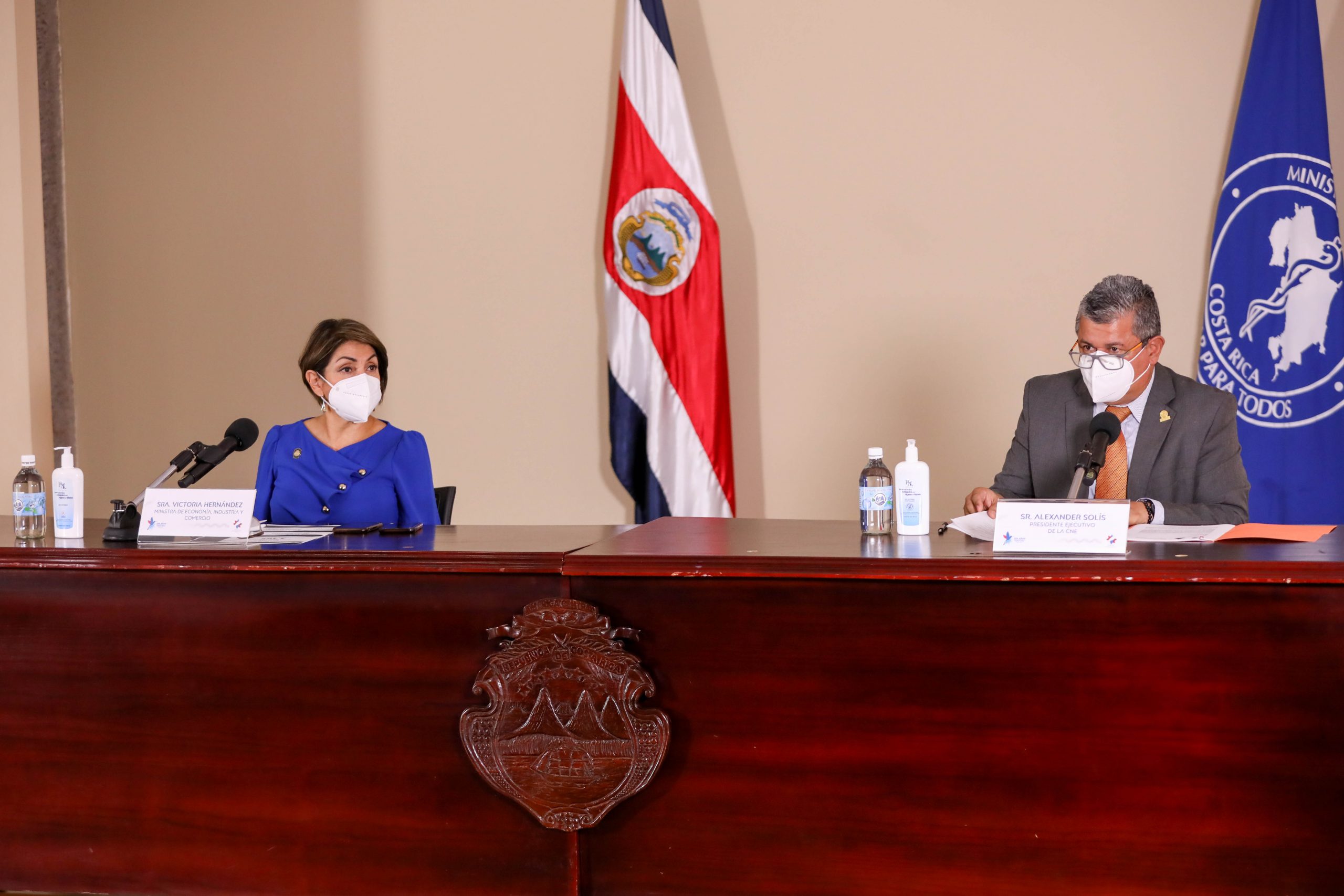 Imagen principal del artículo: CCSS pide alerta roja, CNE pide tiempo, Gobierno pide ¿un milagro?