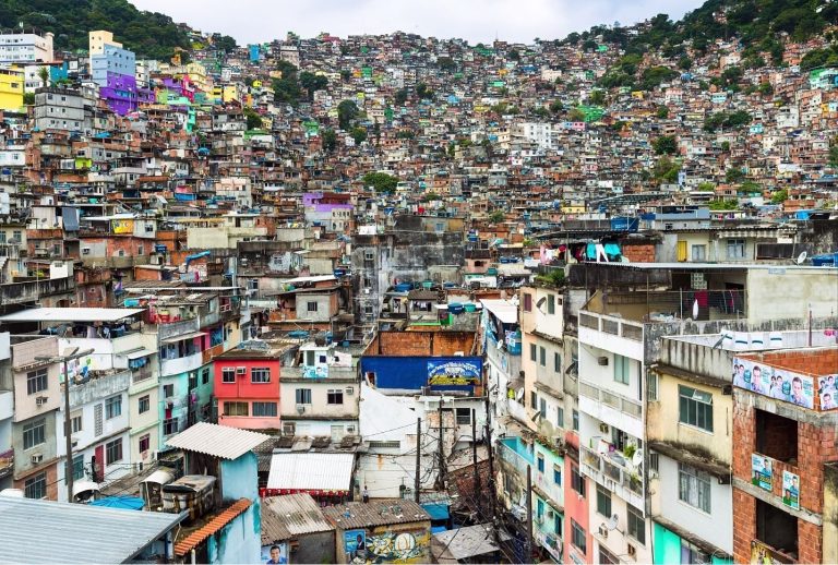 Policía de Río irrumpe en favela y mata a 24 personas en Brasil