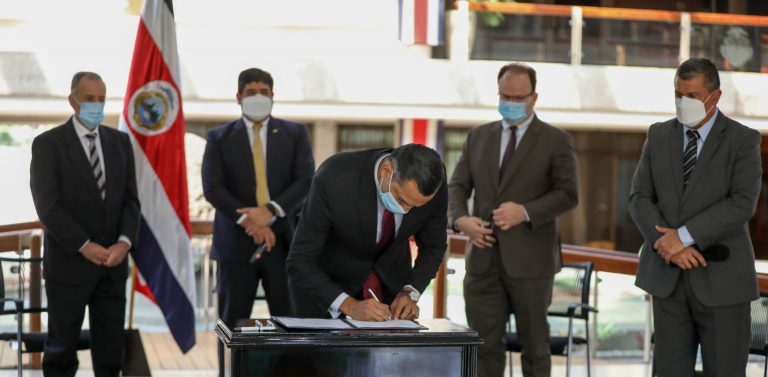 Gobierno y BCIE concretan firma de crédito de $80 millones para compra de vacunas contra la COVID-19