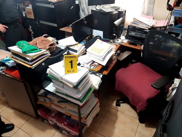 Allanan oficinas de agente aduanero por presunta defraudación de 13.200.000 colones con facturas falsas