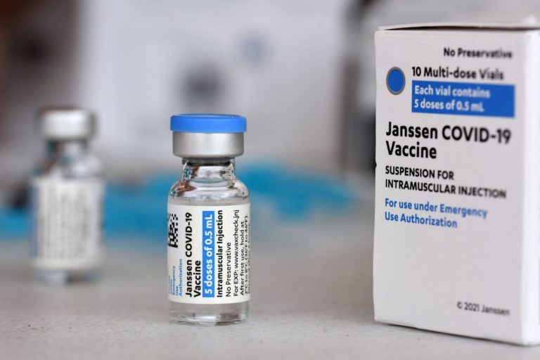 Johnson & Johnson registra ingreso de 657 millones en 2021 por venta de vacuna contra la COVID-19