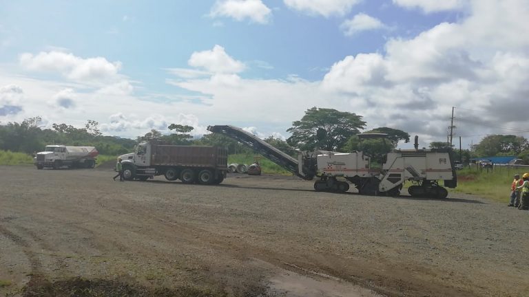 Aviación Civil arranca construcción de nueva pista de aterrizaje en aeródromo de Quepos