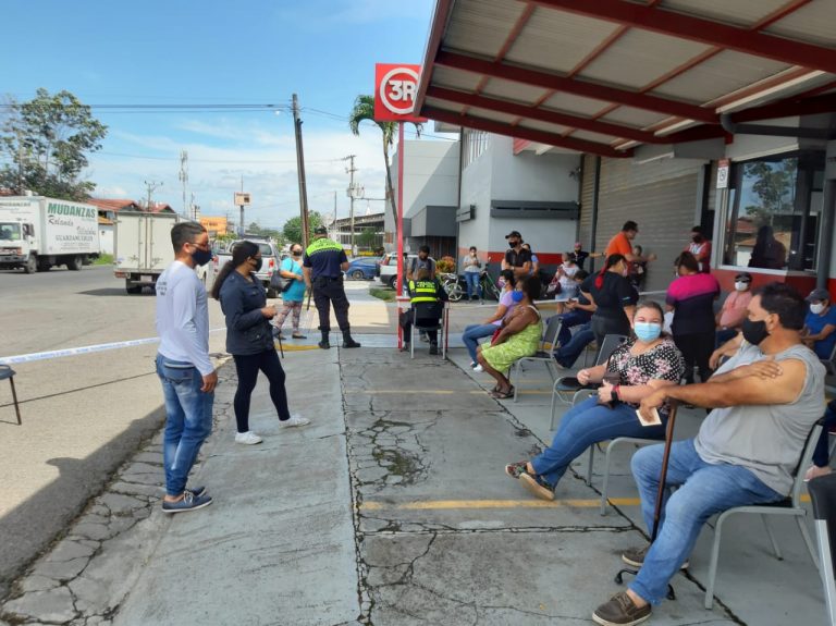 Organización comunal y un tuit: las claves de la vacunación en Tres Erres de La Uruca y en Oxígeno en Heredia