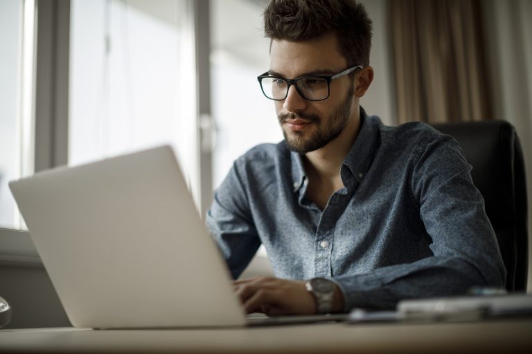 Academia global Elev8 abre programa de capacitación en tecnología para personas desempleadas