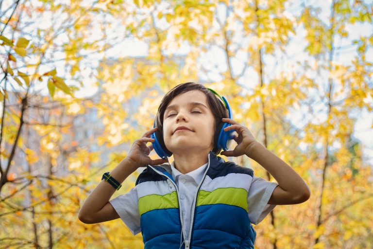 Efectos de los estímulos musicales en el cerebro y su uso para combatir la depresión en personas de cualquier edad