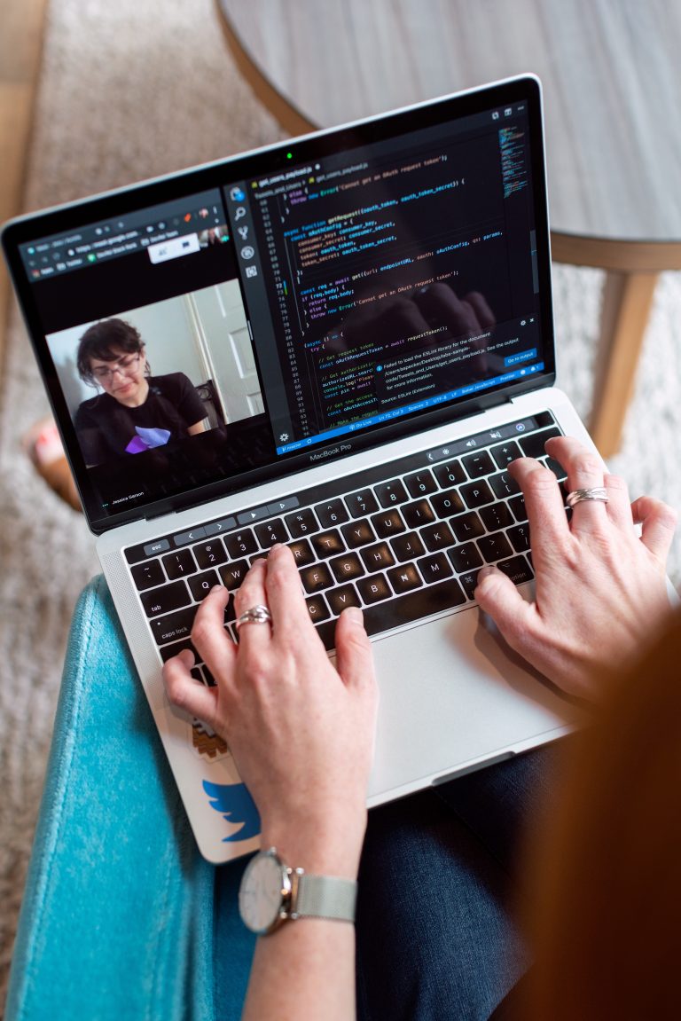 Analizamos la efectividad de las reuniones virtuales dentro de un contexto de plataformas digitales