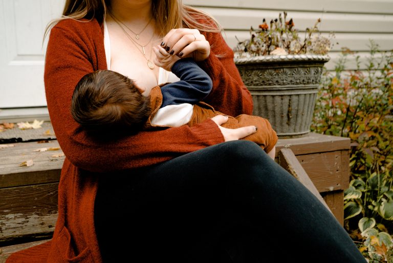 Madres lactantes piden ser incluidas en vacunación contra COVID-19