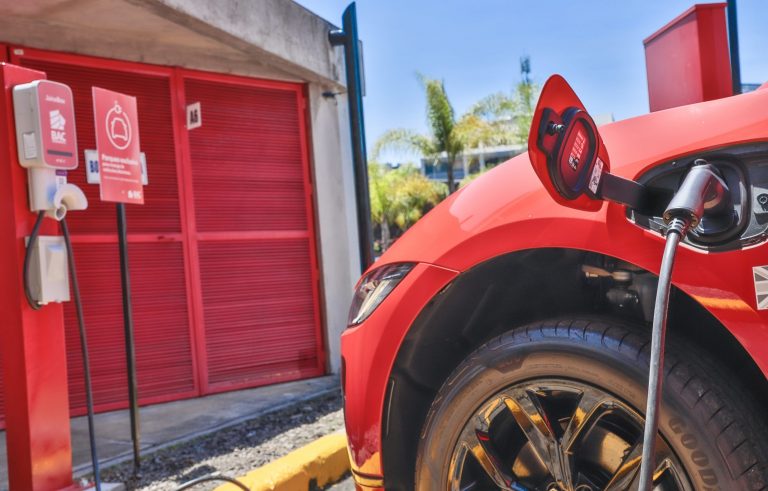 Personas podrán cargar carros eléctricos e ir al banco al mismo tiempo