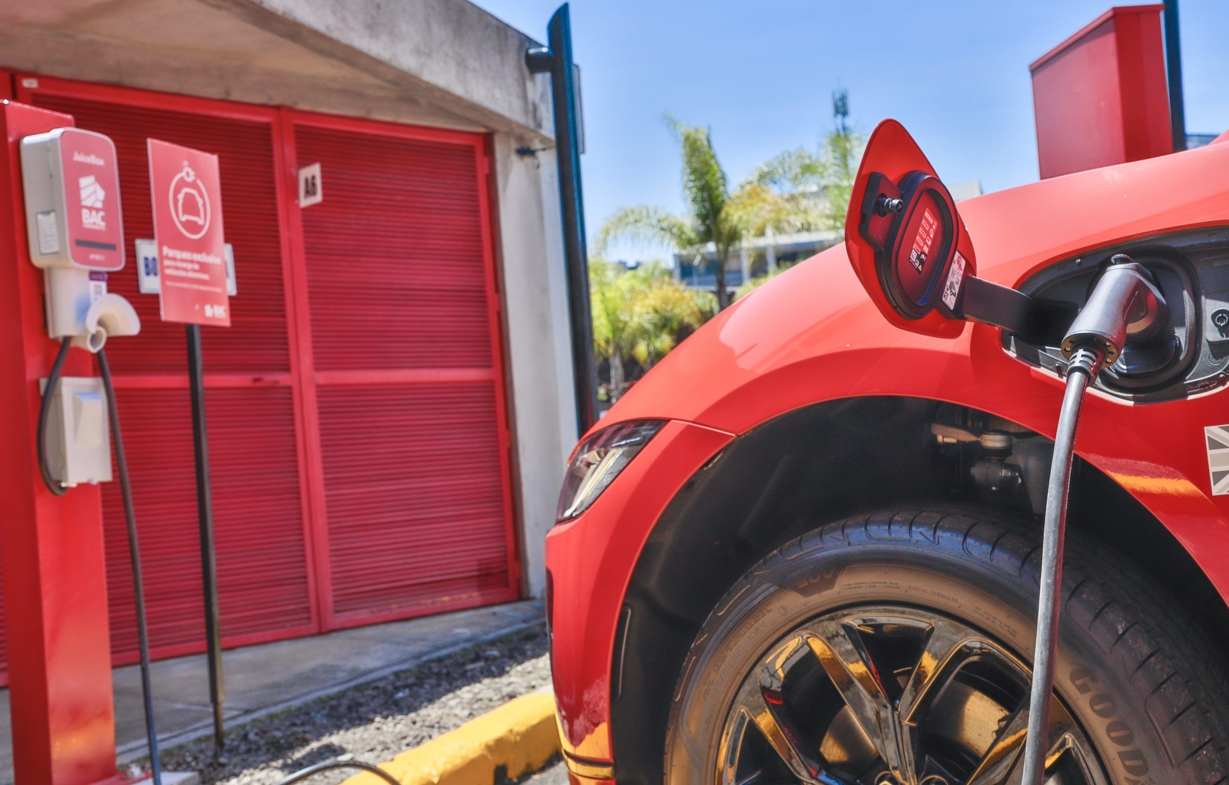 Imagen principal del artículo: BAC Credomatic mejora condiciones de financiamiento para adquirir vehículos eléctricos