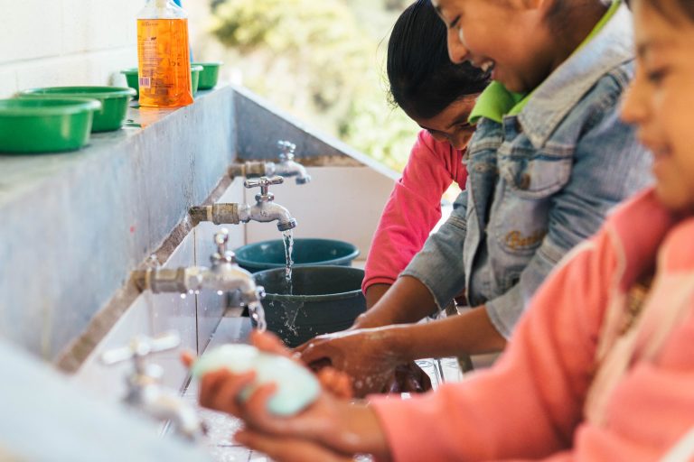 Programa “Baños Cambian Vidas” y Banco de Alimentos llevarán productos de higiene a familias vulnerables