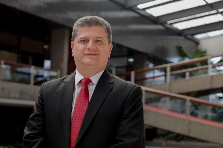 Presidente del INS renuncia al cargo tras vacunarse contra COVID-19 en jornada para Bomberos