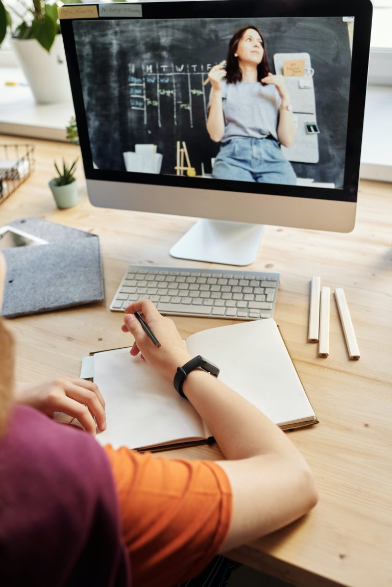 Presencial o virtual: el dilema de saber cuál es la mejor forma de estudiar