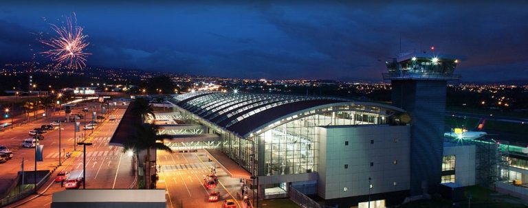 Tiempo de espera de personas en aeropuerto Juan Santamaría se redujo a menos de una hora, según Migración