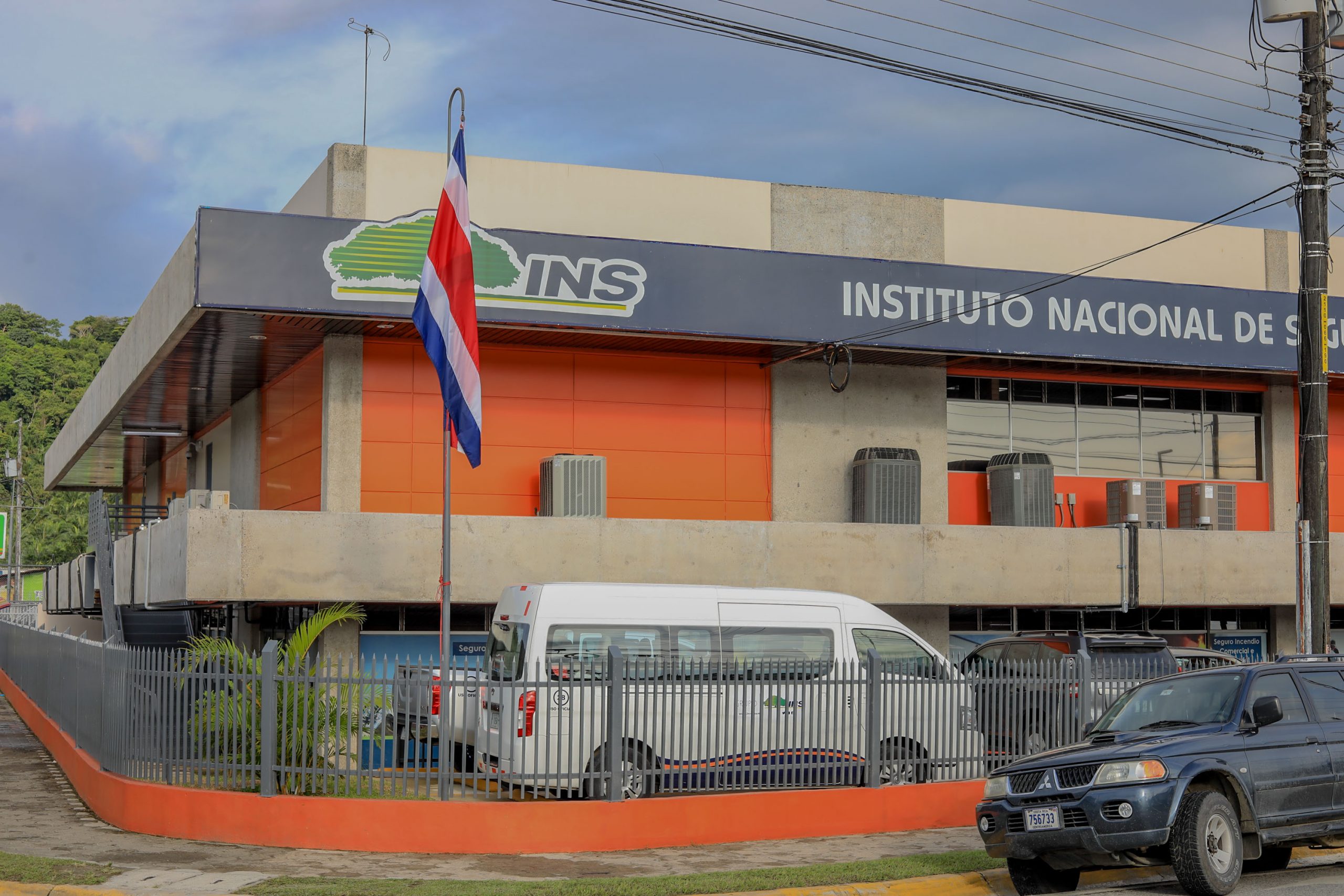 Imagen principal del artículo: Junta Directiva del INS destituye al gerente general por "cambios estratégicos de la organización"