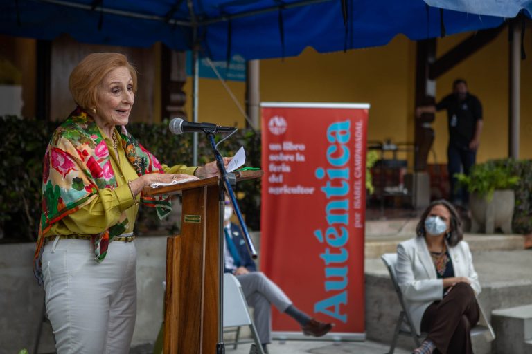 Chef Isabel Campabadal lanza su libro gastronómico titulado Auténtica