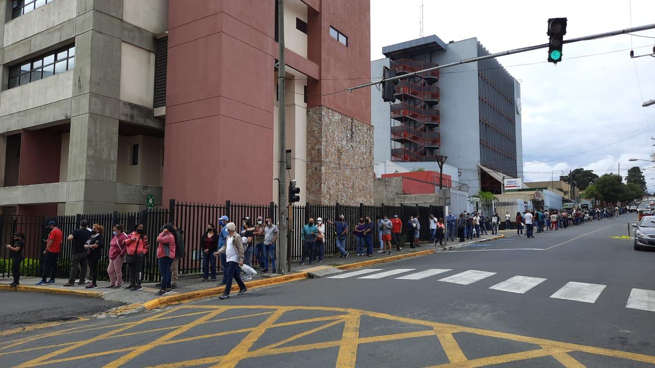 Imagen principal del artículo: CCSS abre vacunación contra COVID-19 a mayores de 30 años por baja afluencia de personas de 40