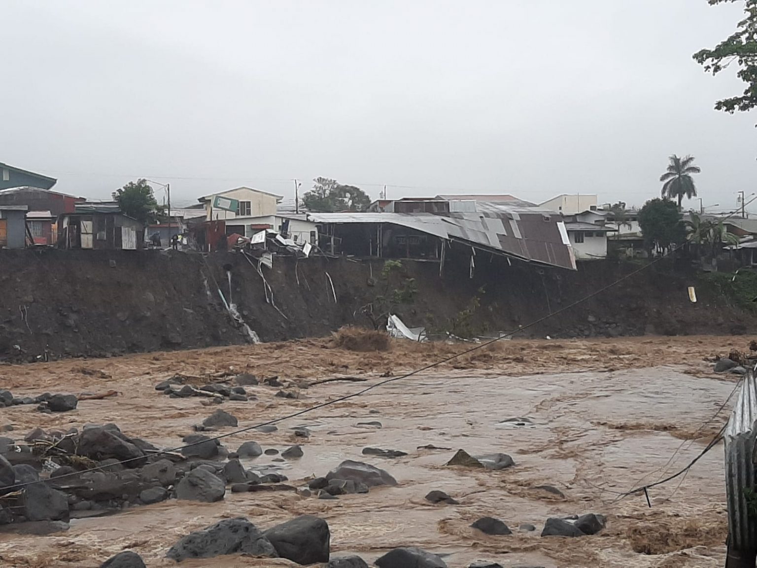 Imagen principal del artículo: Presidencia declara emergencia nacional en 14 cantones debido a las fuertes lluvias