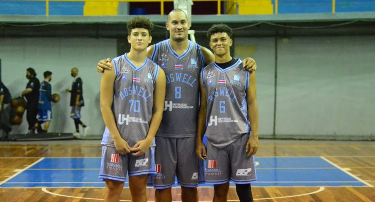 Padre e hijos hacen historia al compartir cancha en la primera división de baloncesto
