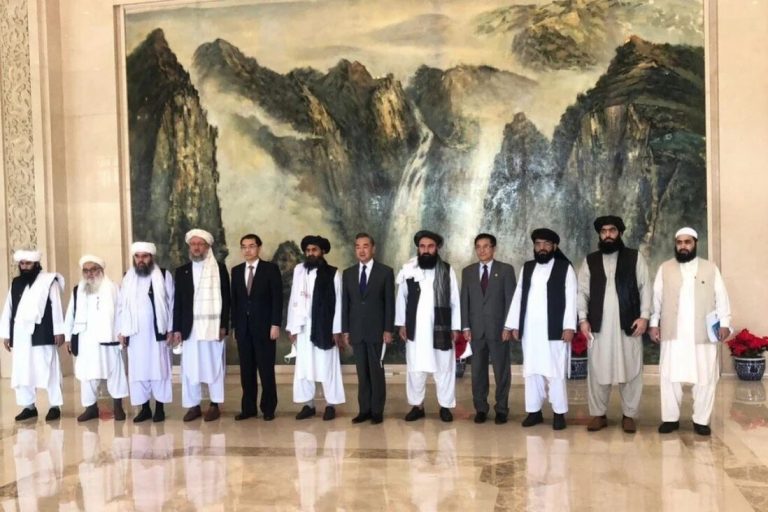 China presiona al Talibán a “iniciar conversaciones de paz”