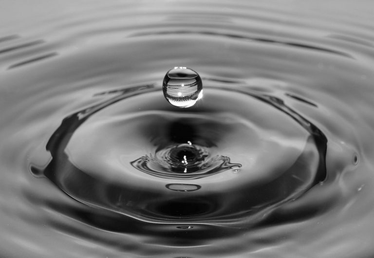 El misterioso sabor a agua de tubo y su salvación: el filtro casero para agua