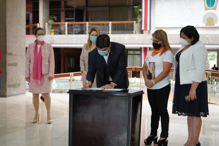 Presidente firma ley que amplía figura del femicidio
