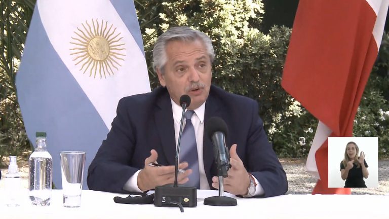 El presidente de Argentina insta a debatir "sin hipocresía" la legalización de la marihuana
