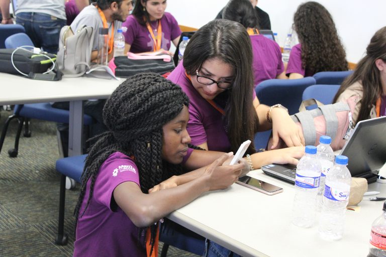 Jóvenes de entre 15 y 19 años podrán postularse en edición centroamericana del programa Mujeres en Tecnología