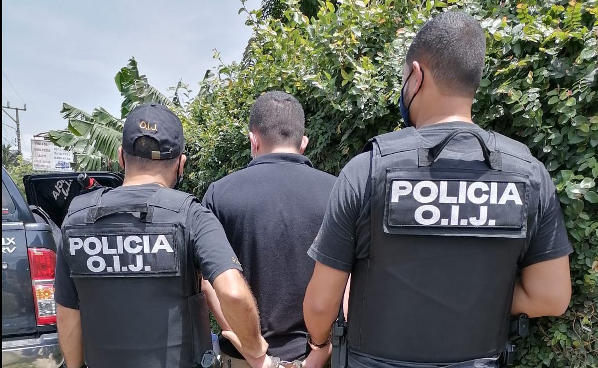 Imagen principal del artículo: OIJ detiene a asistente de enfermería y a guarda de seguridad tras desaparición de 264 dosis de vacunas COVID-19 en Alajuela