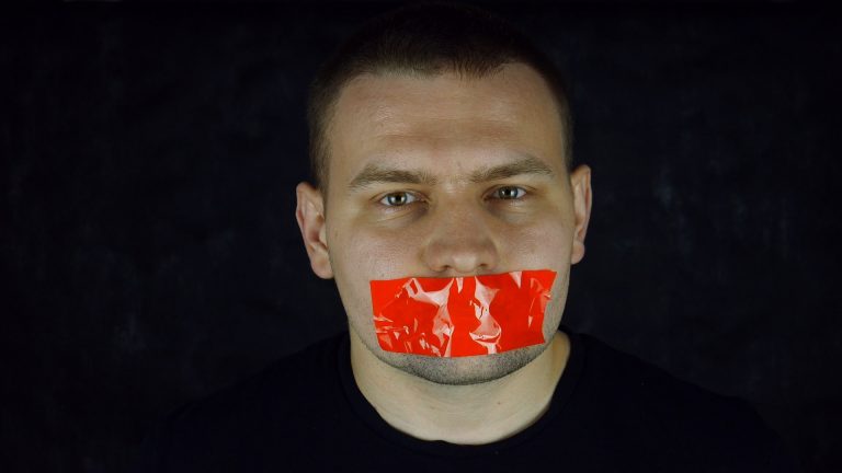Censurar opiniones en redes sociales, validemos si interfiere con la libertad de expresión