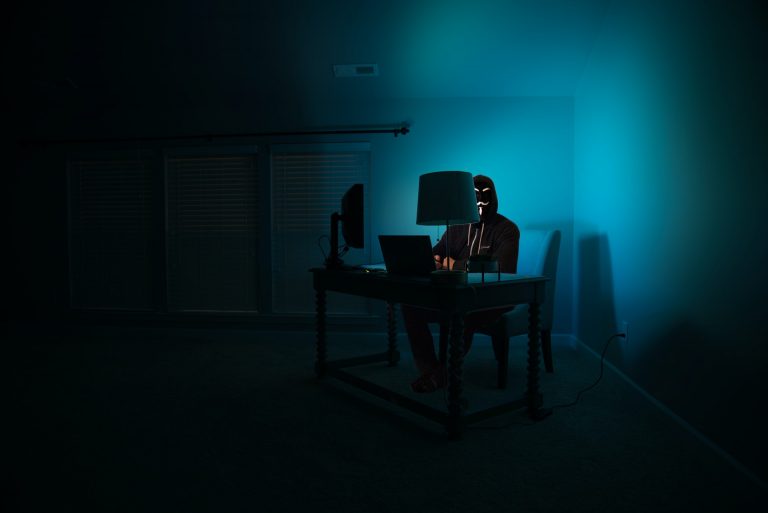 Piense como hacker: protéjase de los ladrones cibernéticos
