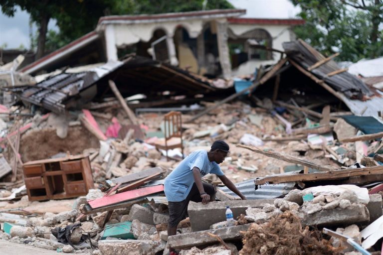 'Grace' lleva a Haití lluvias fuertes en plena emergencia por el terremoto