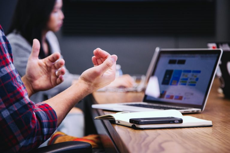 El desarrollo de encuentros asertivos para reducir la brecha digital generacional