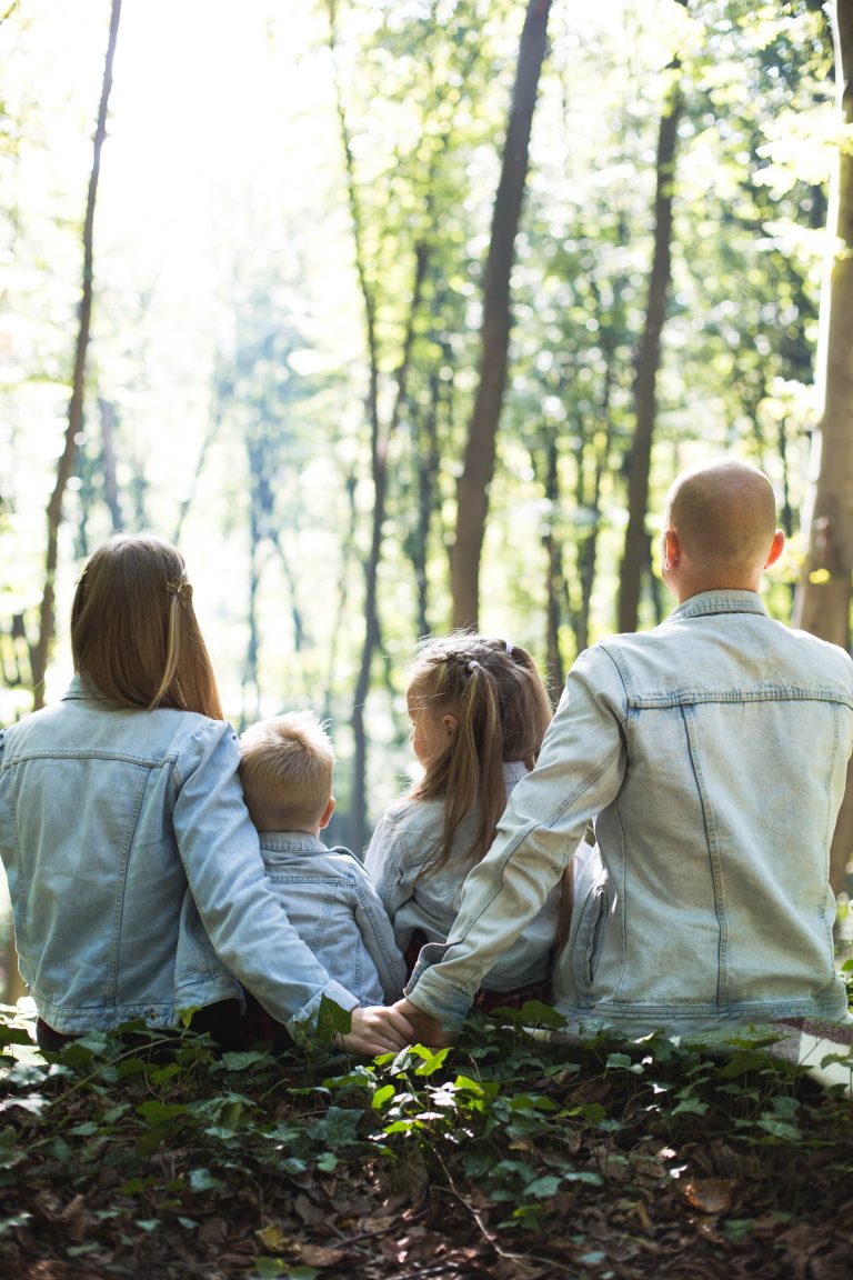 Los padres al lado de los jóvenes como apoyo y no como autoridad