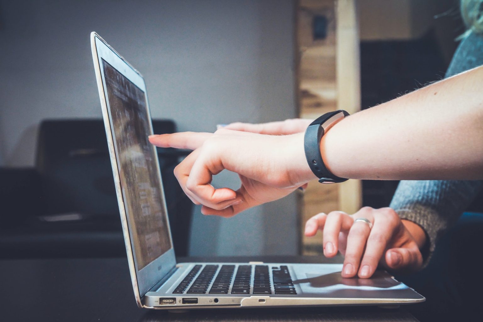 Imagen principal del artículo: Los problemas de la saturación online para los consumidores