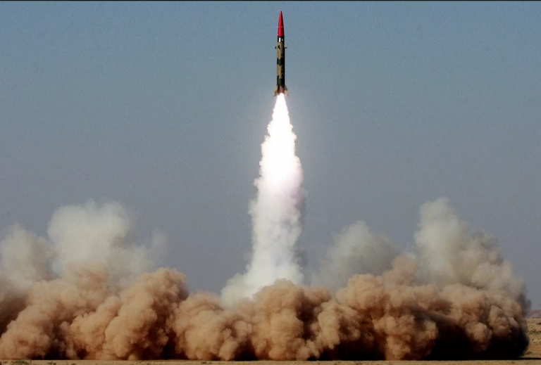 Pakistán realiza un ensayo con un misil balístico con capacidad nuclear