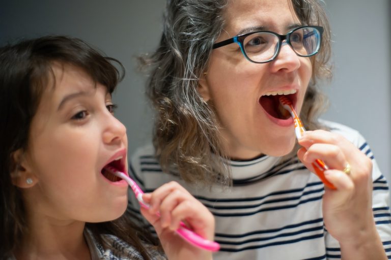 El dilema de elegir correctamente entre un cepillo de dientes eléctrico o uno manual