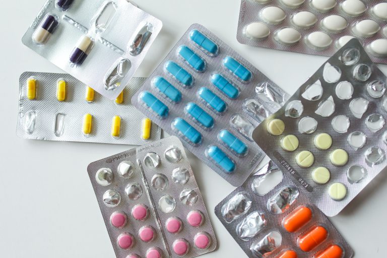 Comisión del Congreso avala proyecto para controlar precios de medicamentos