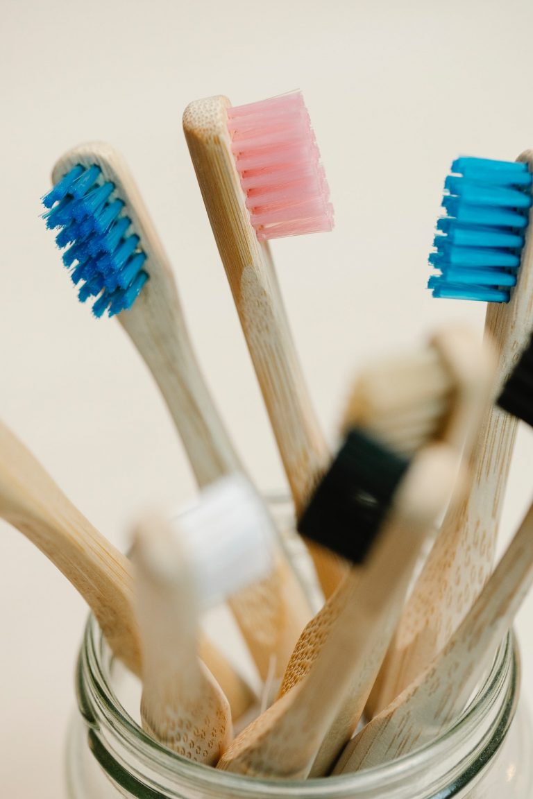 El origen del cepillo dental y su evolución con el pasar de los años
