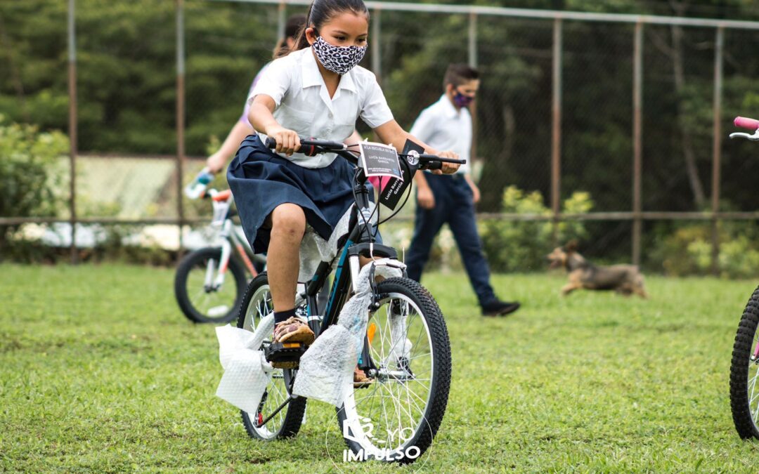 Imagen principal del artículo: Programa "A la escuela en bici" donó 77 bicicletas a niños en Cutris de San Carlos
