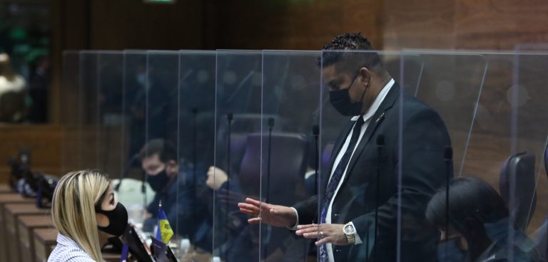 TSE confirma que credenciales legislativas no se pueden perder por no vacunarse