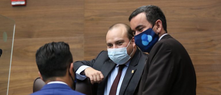 Pablo Heriberto y Prendas, sentados en una torre petrolera (imaginaria)
