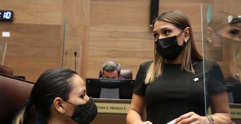 Denuncian a directorio del Congreso por "justificar" meses de ausencias de Ivonne Acuña