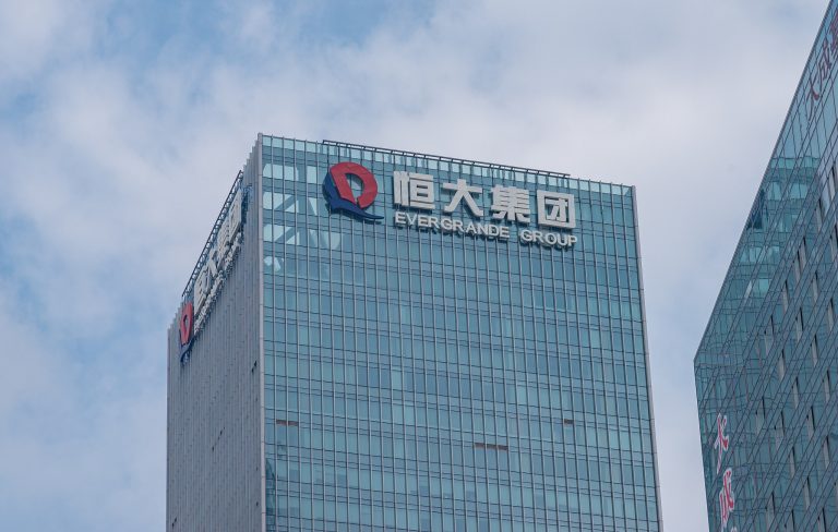 China podría enfrentar crisis en sistema financiero tras quiebra de gigante inmobiliaria