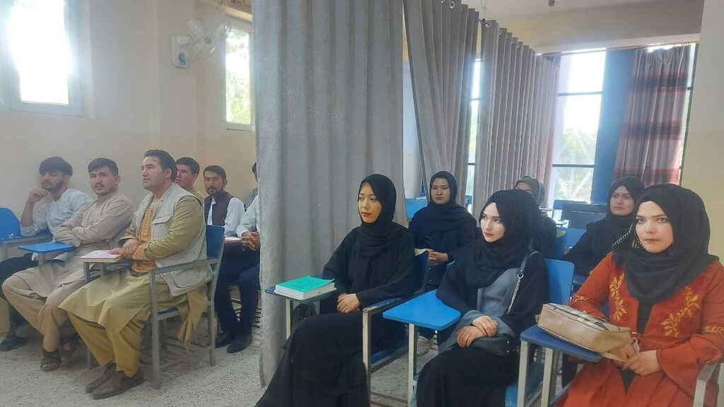 Imagen principal del artículo: Mujeres y hombres retoman las clases universitarias en Afganistán separados por una cortina