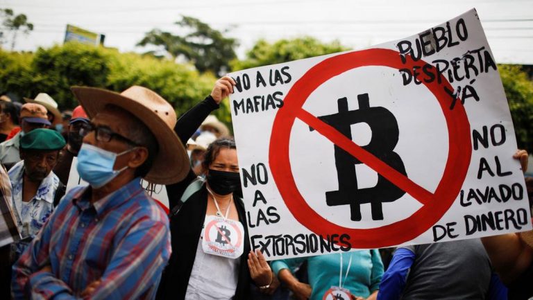 El bitcoin se estrena en El Salvador entre problemas técnicos y protestas