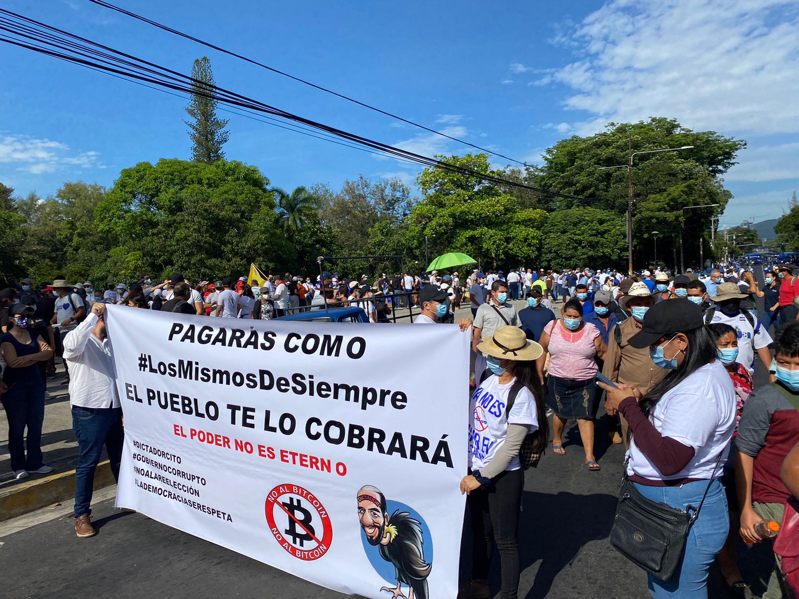 Imagen principal del artículo: Salvadoreños toman calles de San Salvador para protestar contra Gobierno de Nayib Bukele