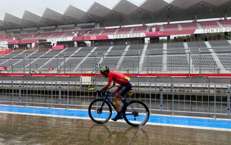 Ni la intensa lluvia y neblina lograron parar a Henry Raabe, quien alcanzó el puesto 23 en los Juegos Paralímpicos