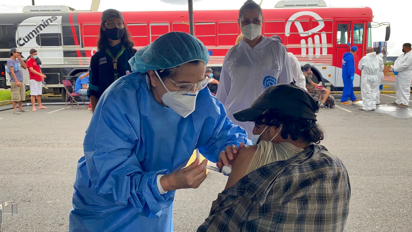 Imagen principal del artículo: Más de la mitad de la población meta ya completó su esquema de vacuna contra COVID-19